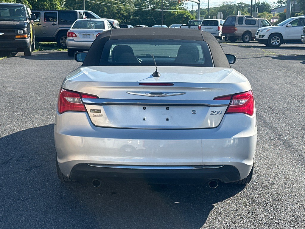 2011 Chrysler 200 Image 4