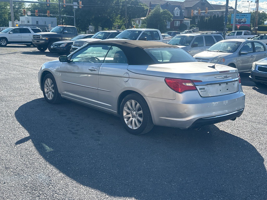 2011 Chrysler 200 Image 5