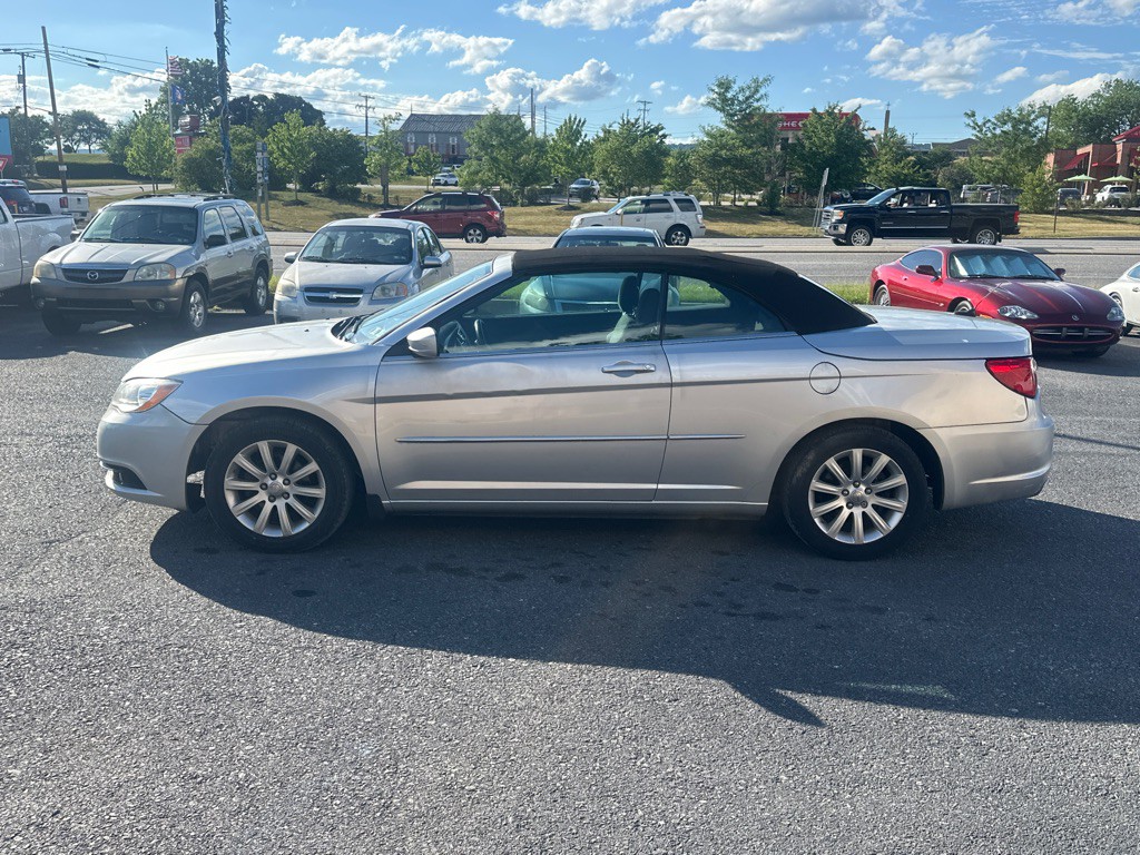 2011 Chrysler 200 Image 6