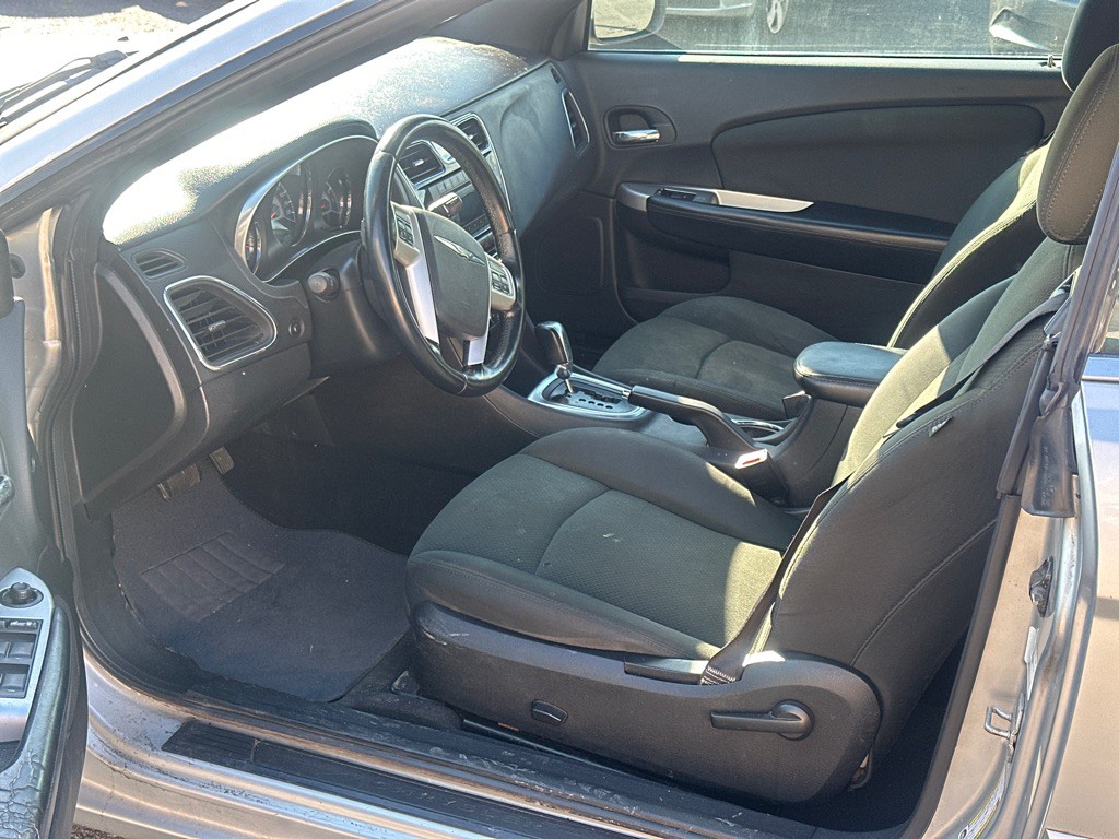 2011 Chrysler 200 Image 9