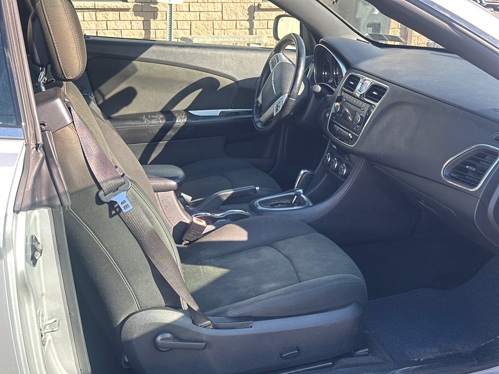 2011 Chrysler 200 Image 10