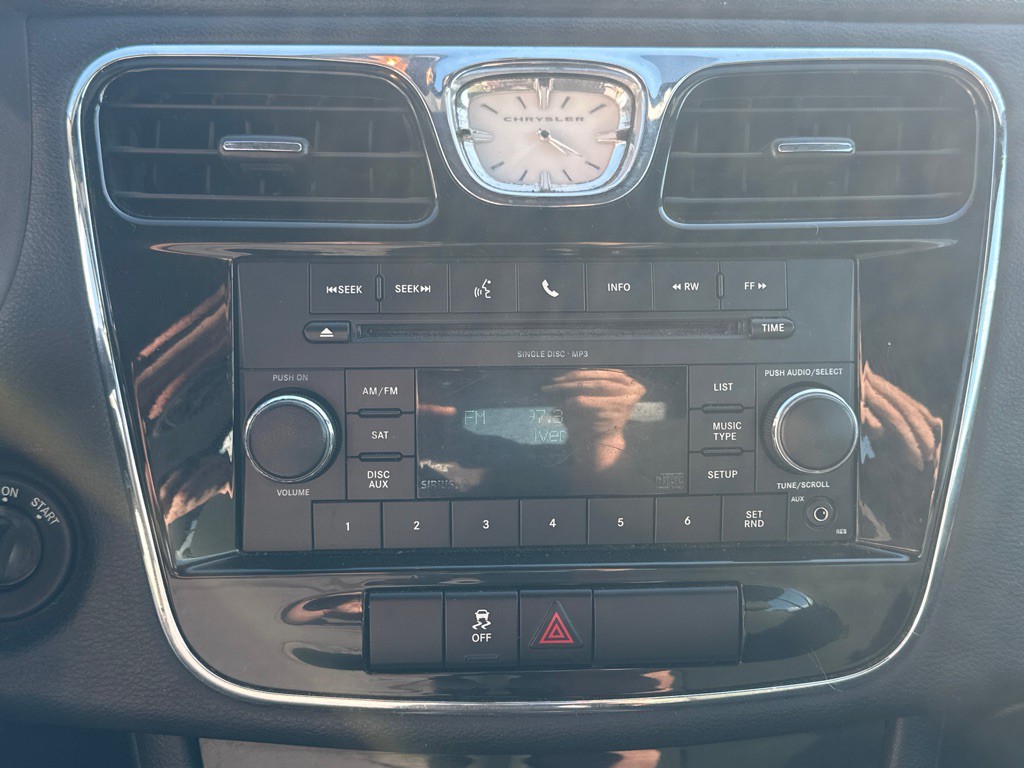 2011 Chrysler 200 Image 12