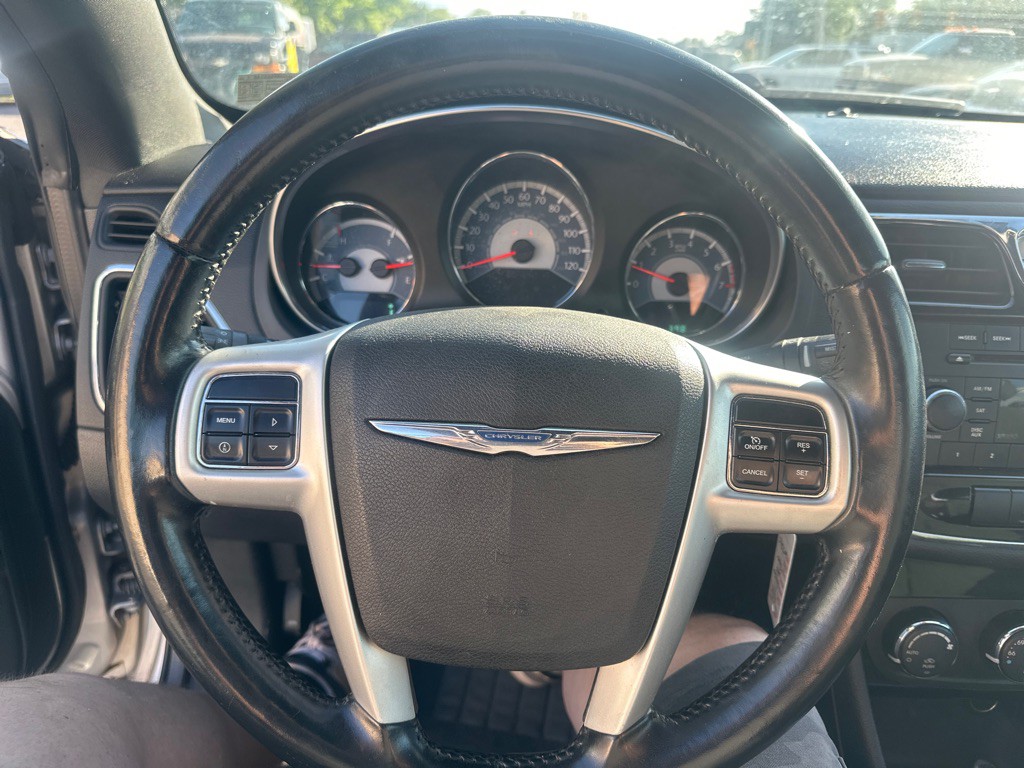 2011 Chrysler 200 Image 14