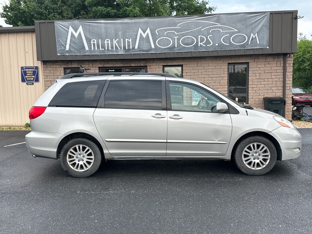 2008 Toyota Sienna Image 2