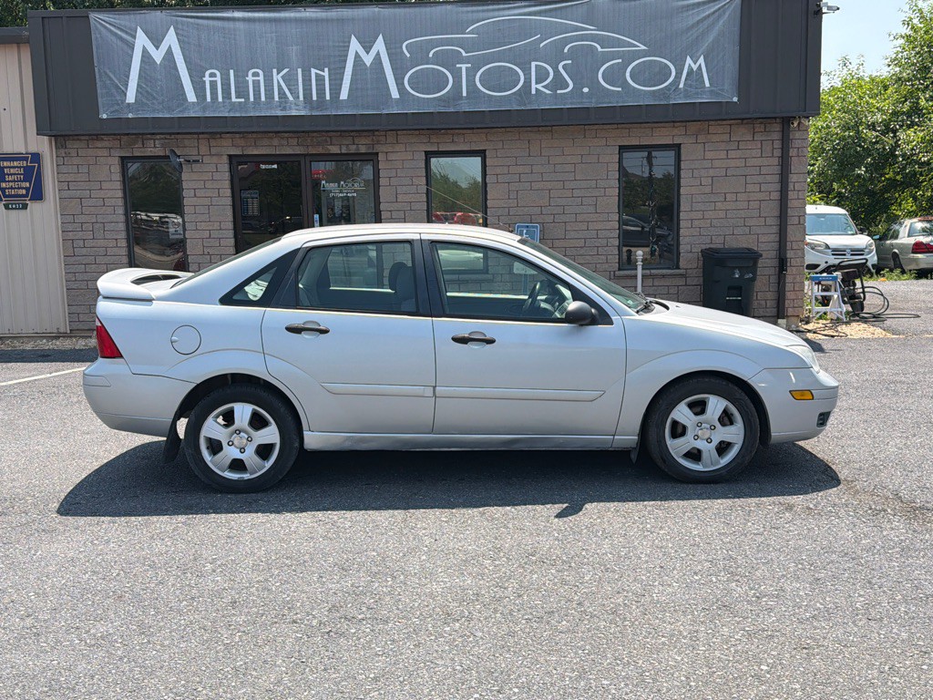 2005 Ford Focus Image 2
