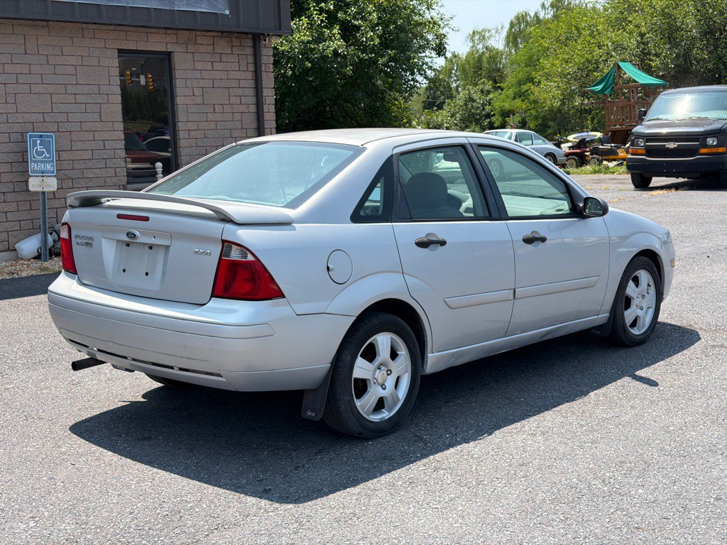 2005 Ford Focus Image 3