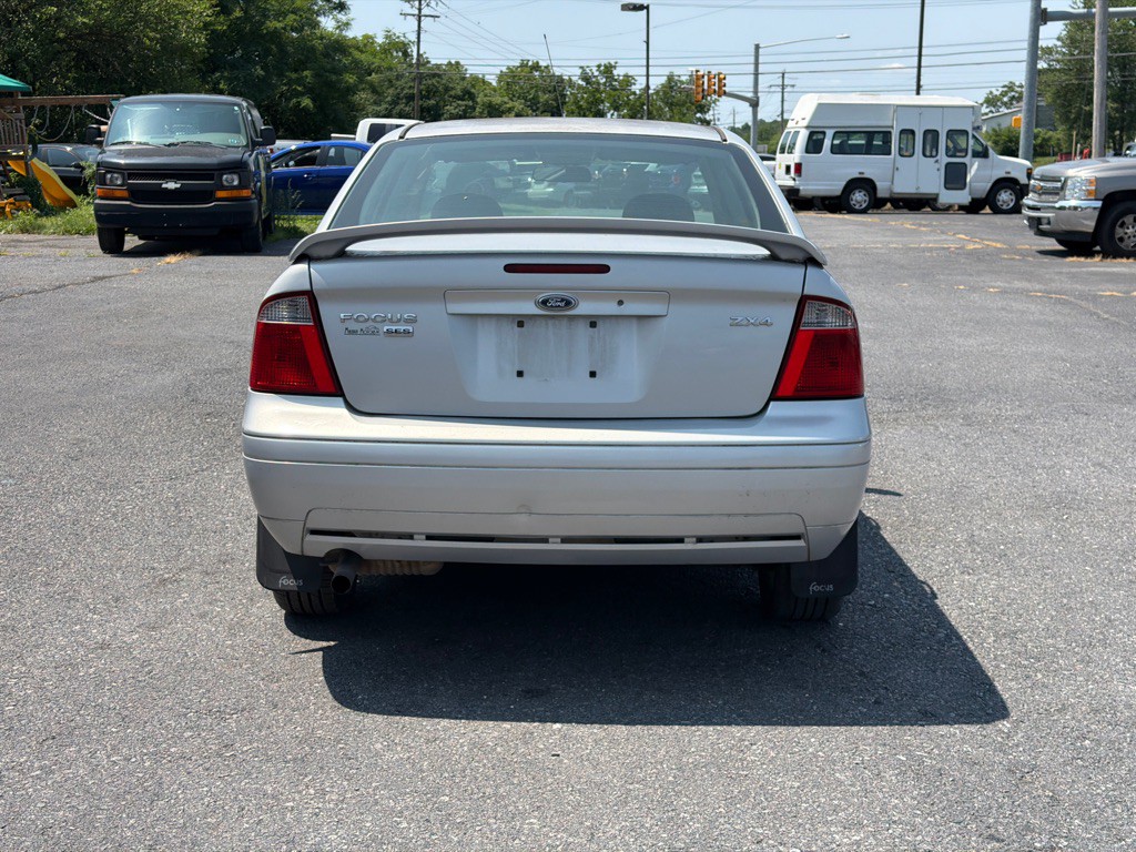 2005 Ford Focus Image 4