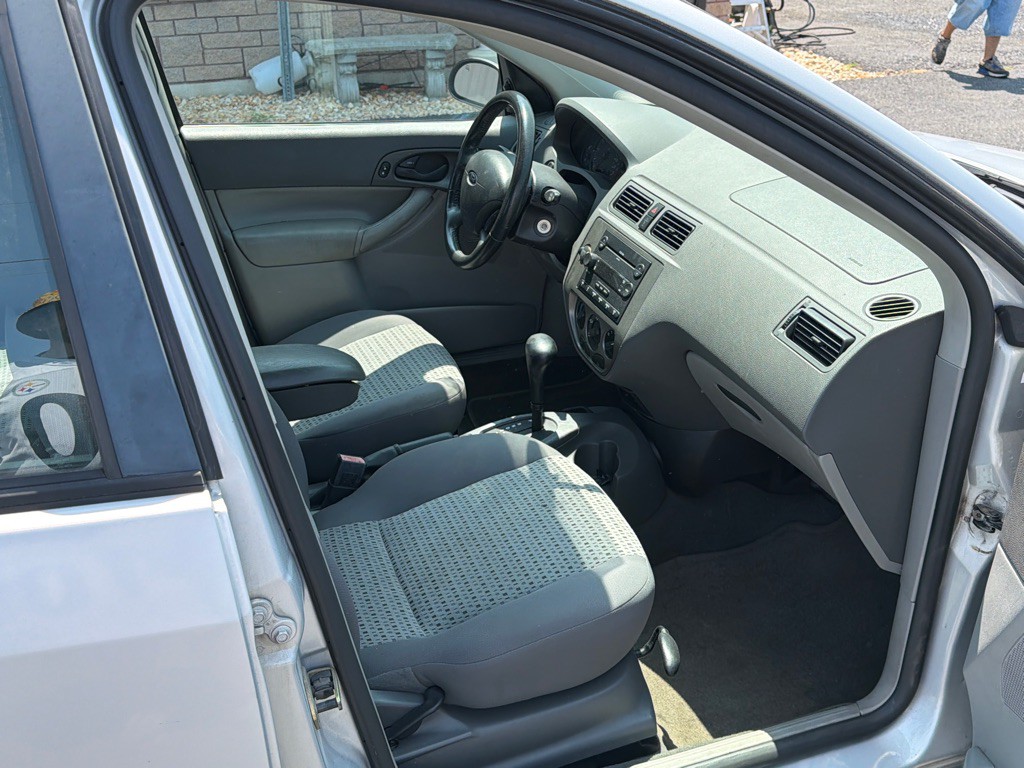 2005 Ford Focus Image 12