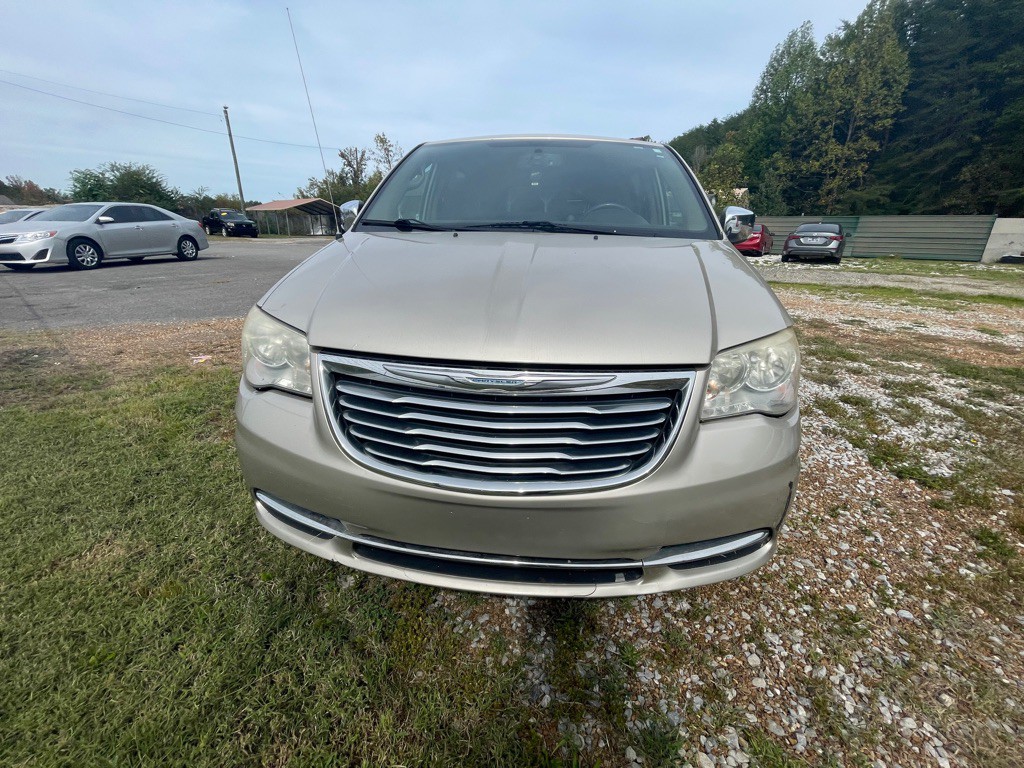2014 Chrysler Town & Country Image 2