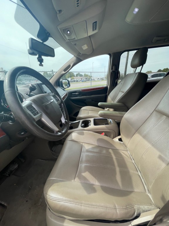 2014 Chrysler Town & Country Image 3