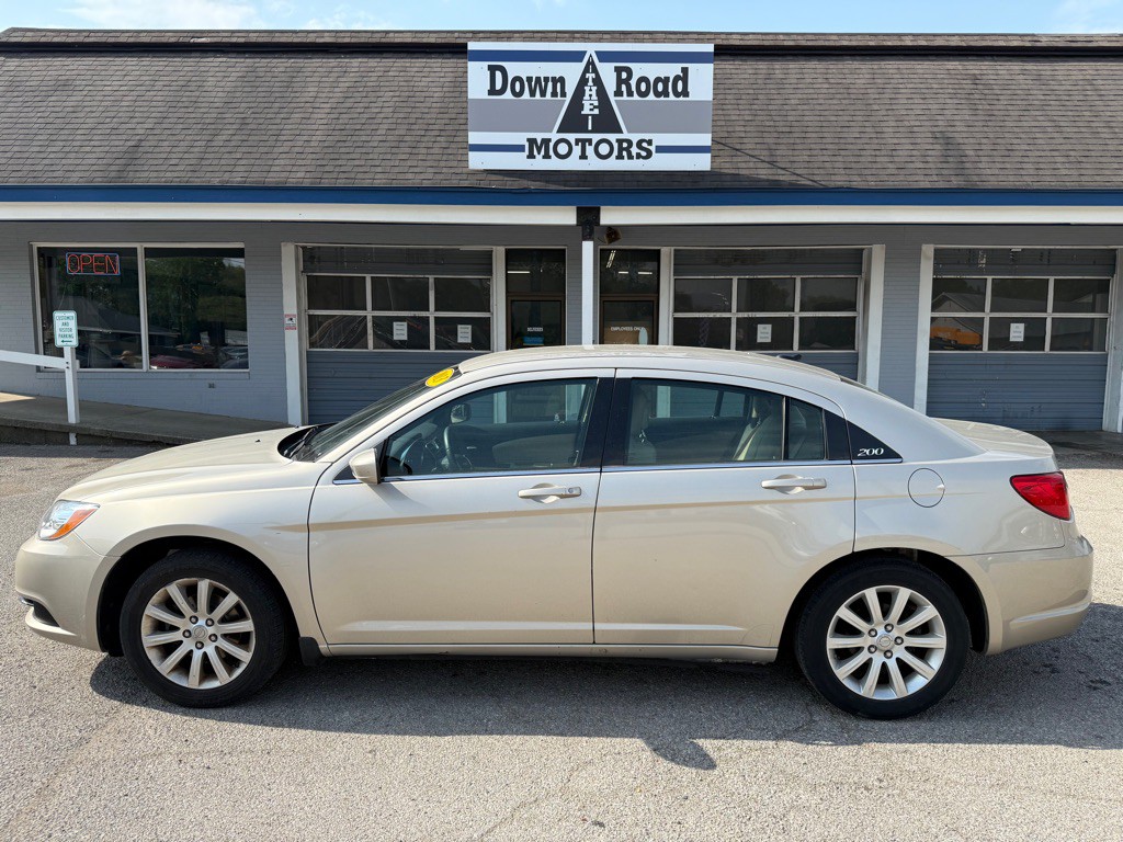 2013 Chrysler 200 Image 2