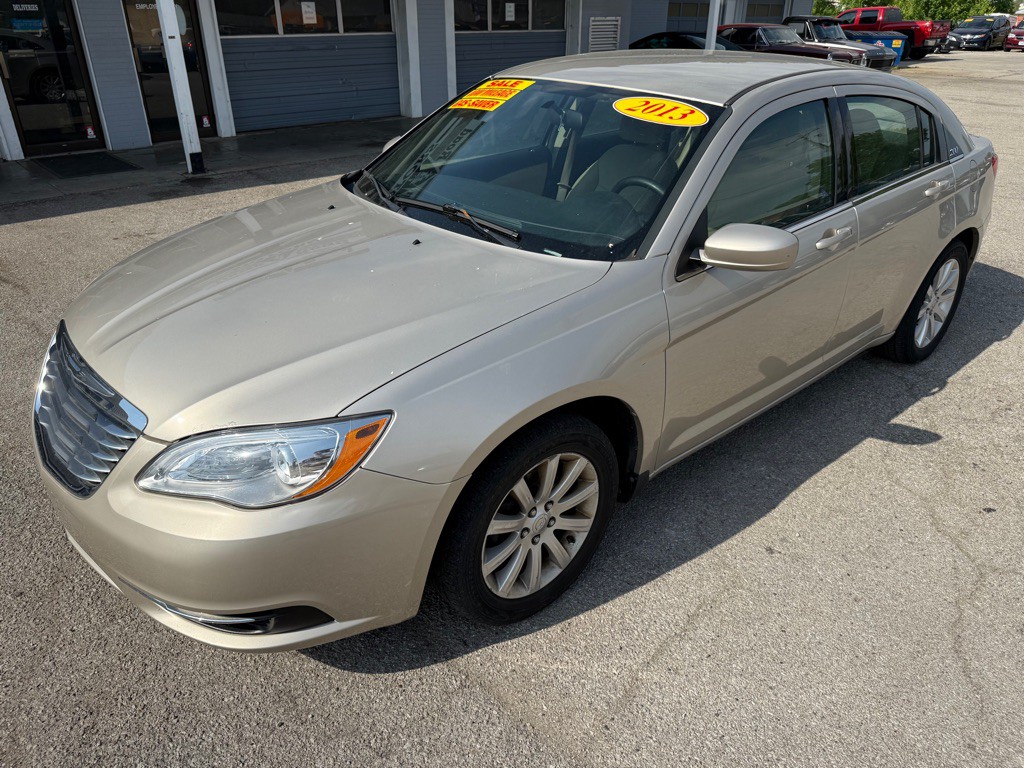 2013 Chrysler 200 Image 4