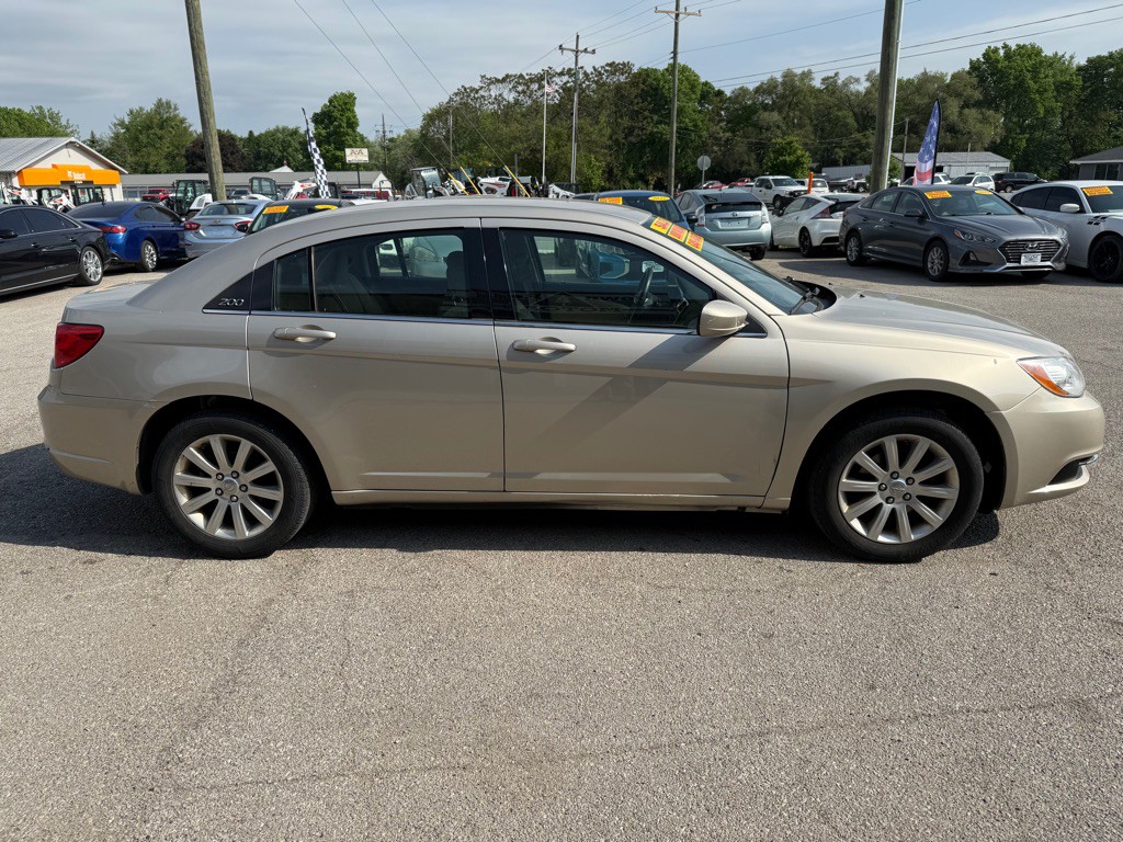2013 Chrysler 200 Image 5