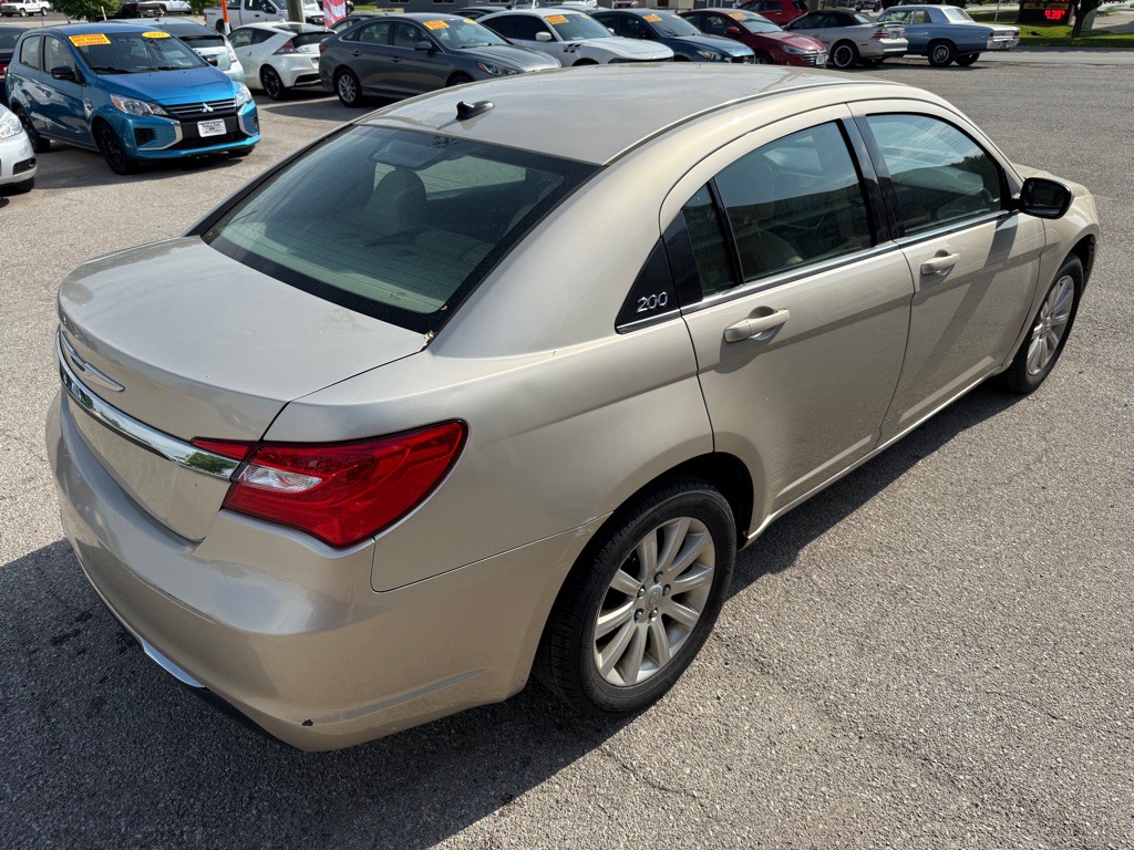 2013 Chrysler 200 Image 6