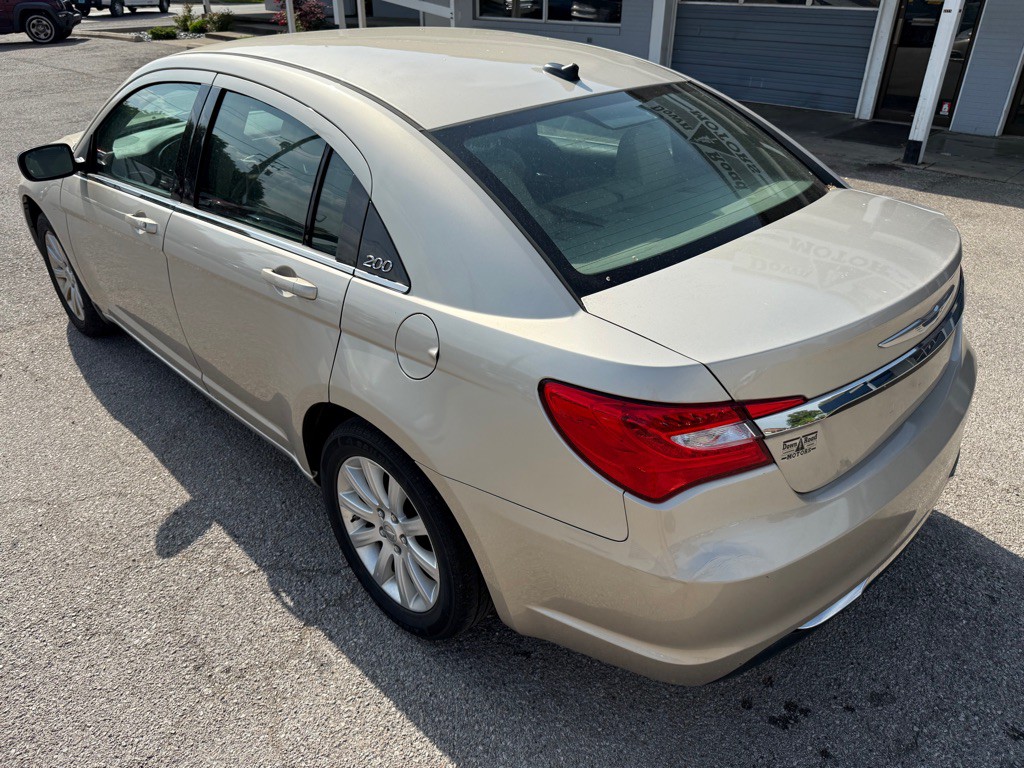 2013 Chrysler 200 Image 8