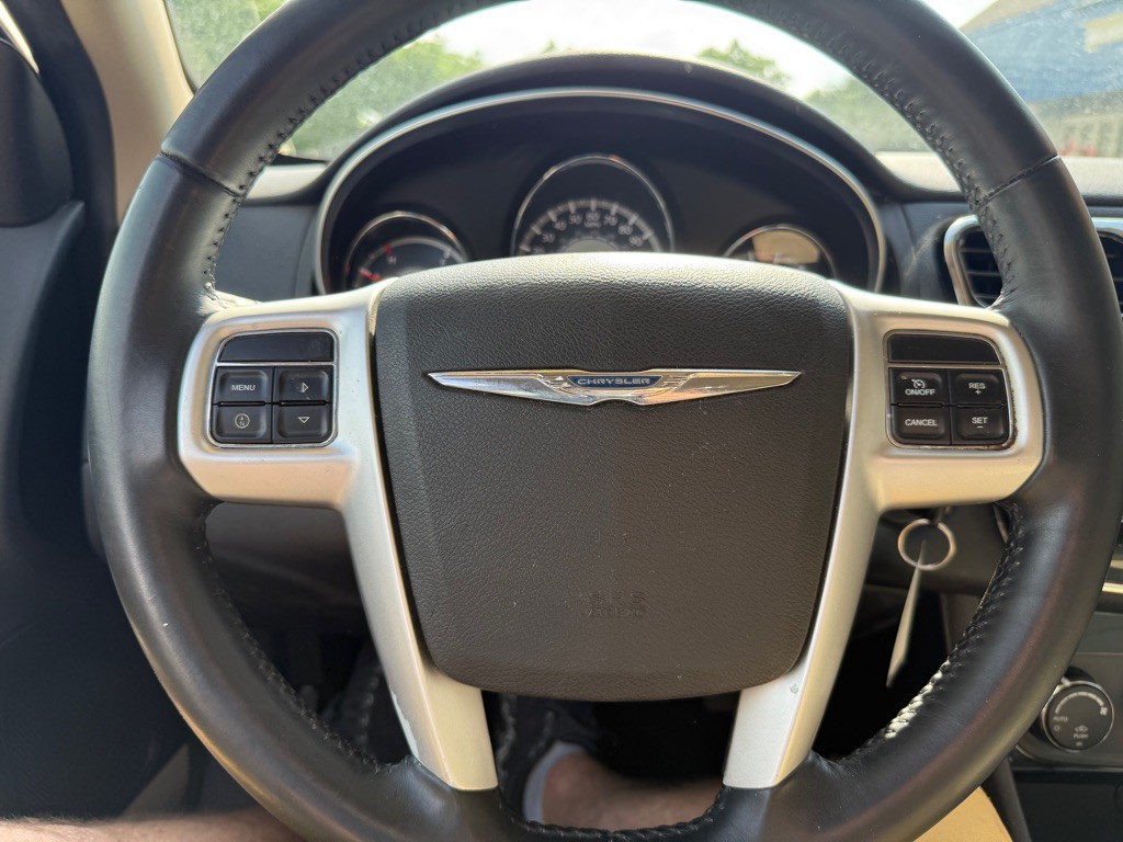 2013 Chrysler 200 Image 10