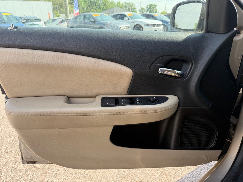 2013 Chrysler 200 Image 11