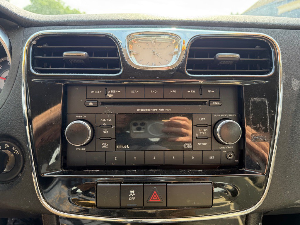 2013 Chrysler 200 Image 12