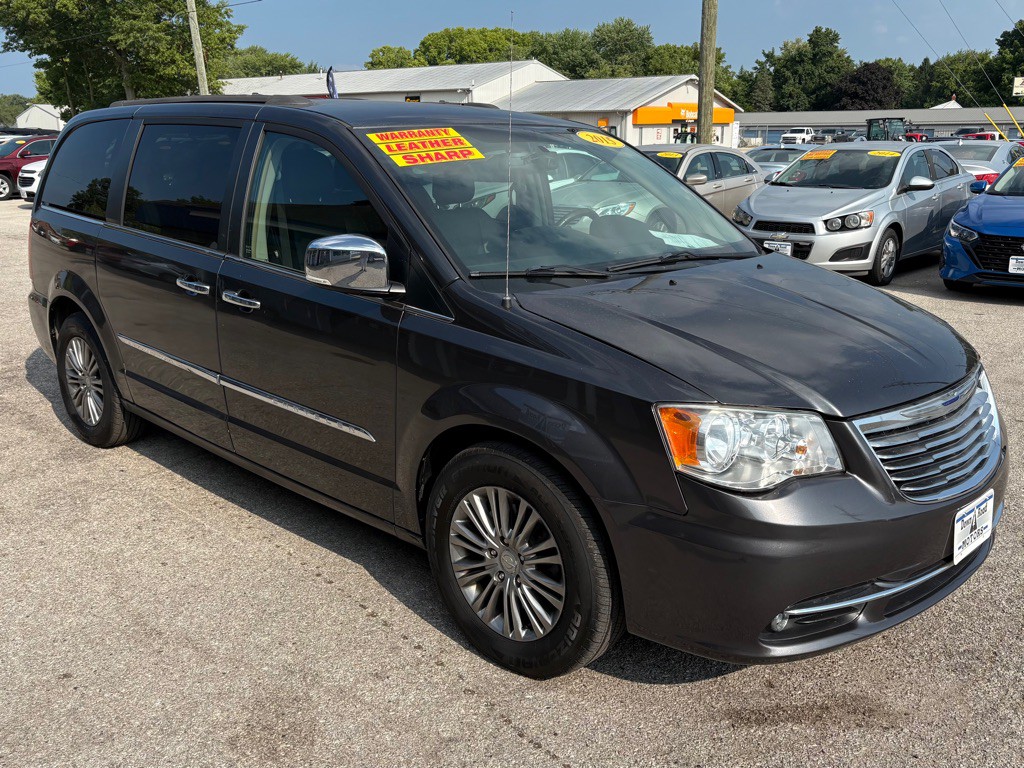 2015 Chrysler Town & Country Image 1