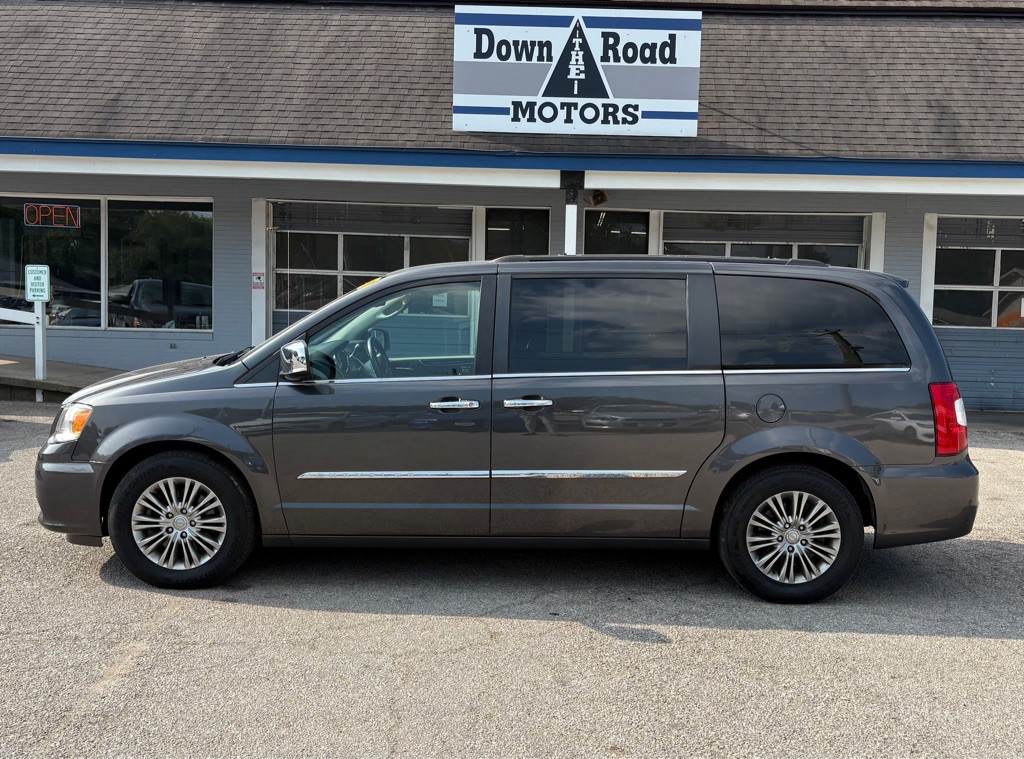 2015 Chrysler Town & Country Image 2