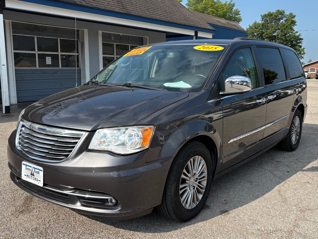 2015 Chrysler Town & Country Image 3