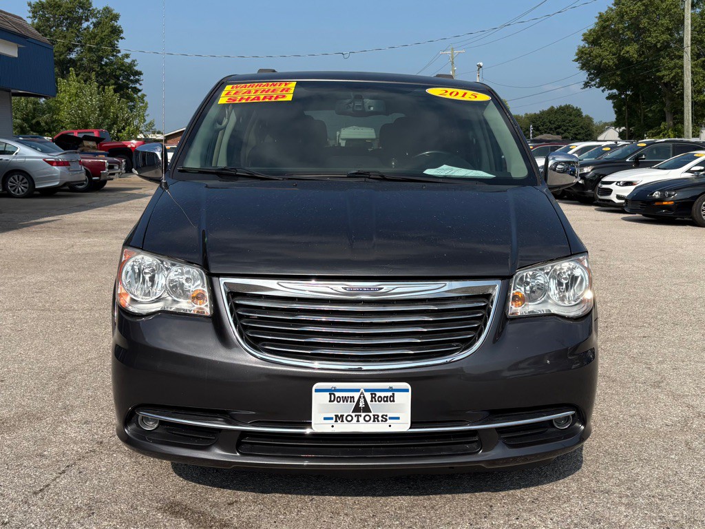 2015 Chrysler Town & Country Image 4