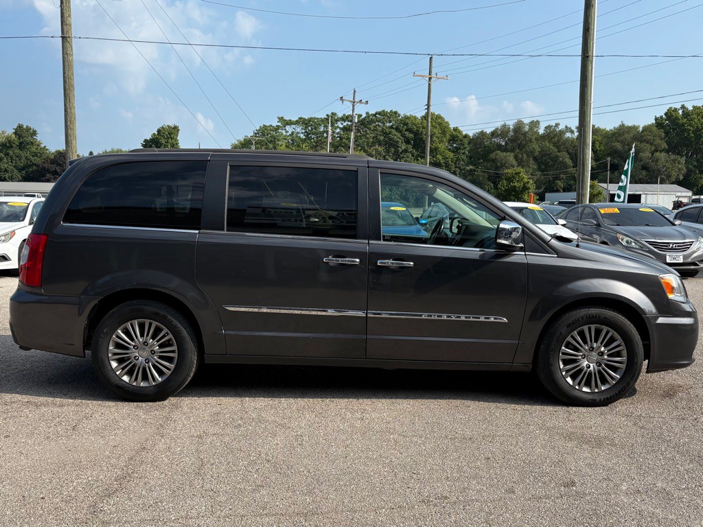 2015 Chrysler Town & Country Image 5