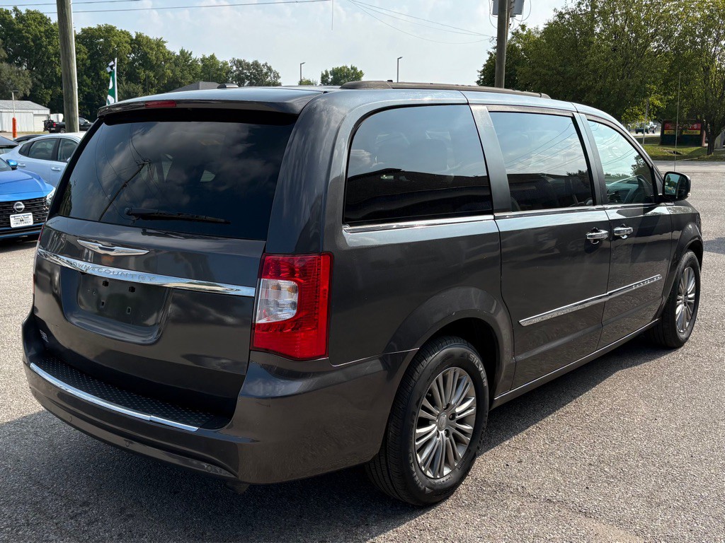 2015 Chrysler Town & Country Image 6