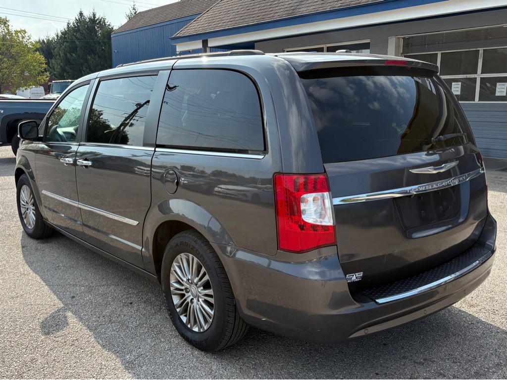 2015 Chrysler Town & Country Image 7
