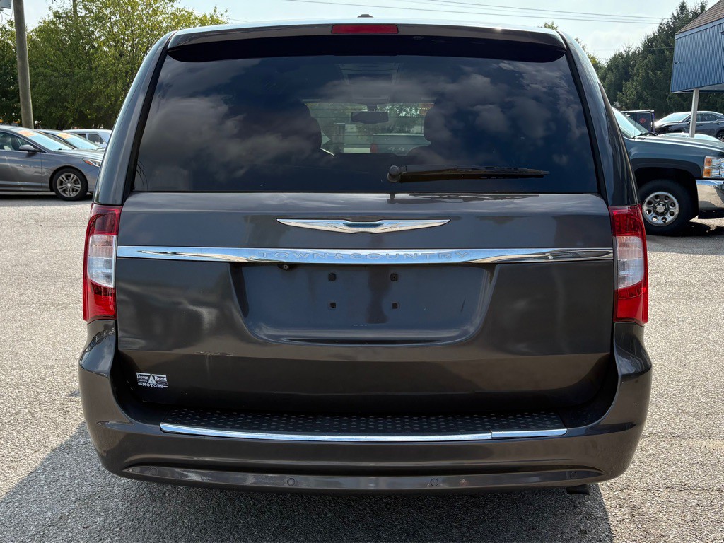 2015 Chrysler Town & Country Image 8
