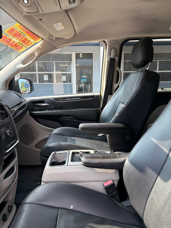 2015 Chrysler Town & Country Image 9