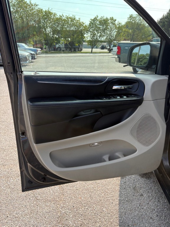 2015 Chrysler Town & Country Image 10