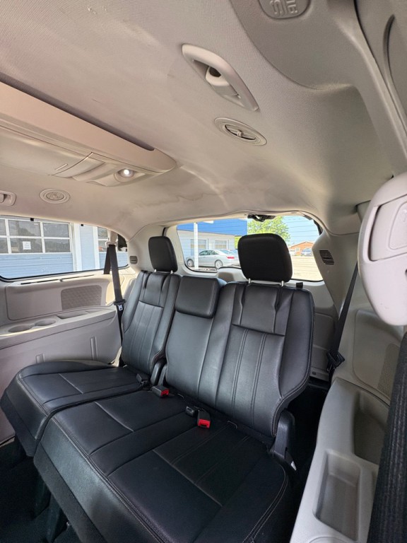 2015 Chrysler Town & Country Image 11