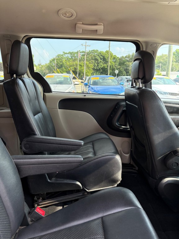 2015 Chrysler Town & Country Image 13