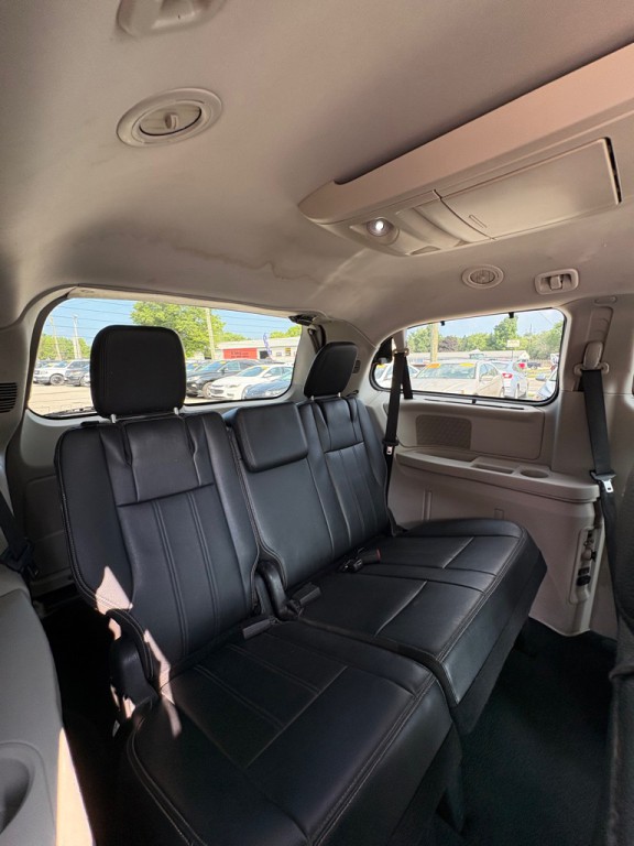 2015 Chrysler Town & Country Image 14