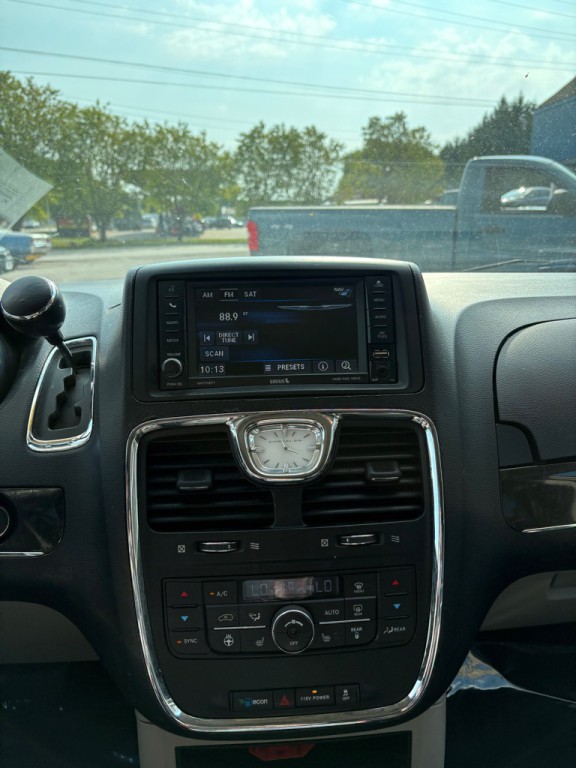 2015 Chrysler Town & Country Image 17