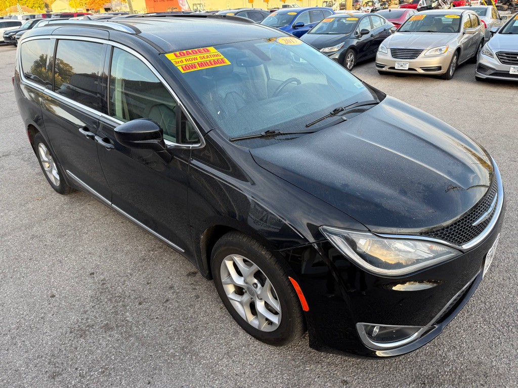 2017 Chrysler Pacifica Image 1