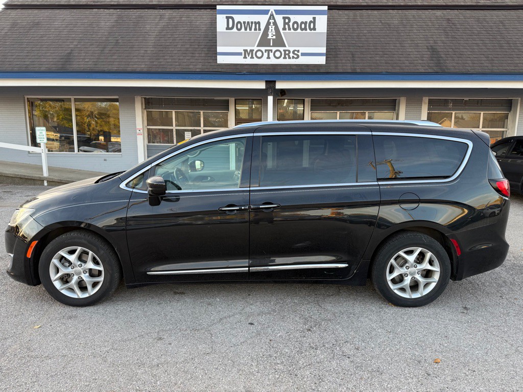 2017 Chrysler Pacifica Image 2