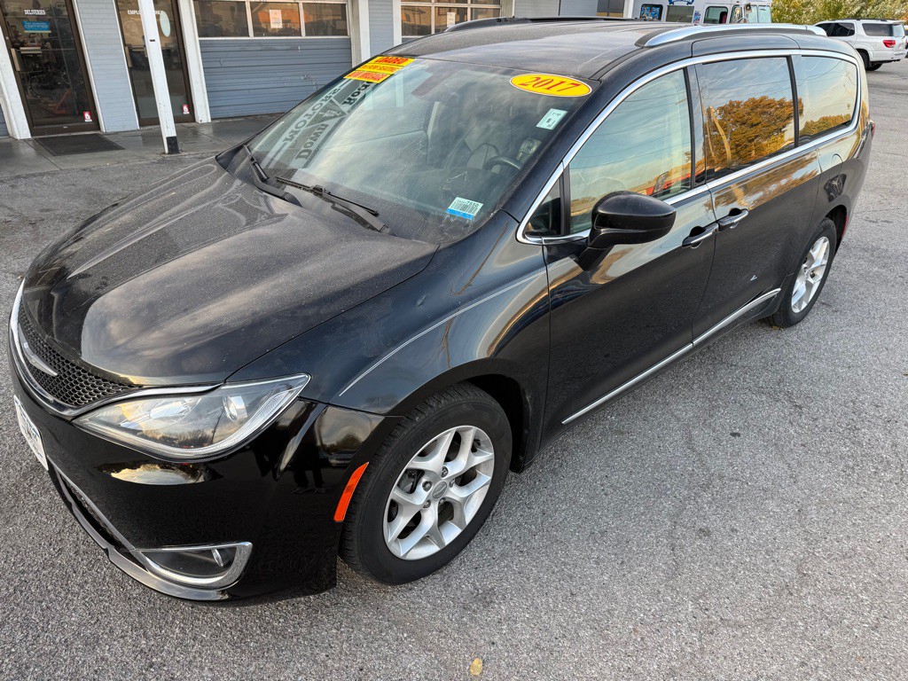 2017 Chrysler Pacifica Image 4
