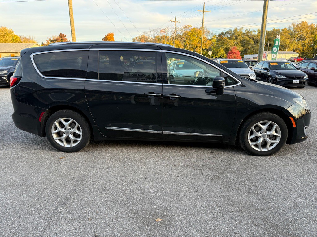 2017 Chrysler Pacifica Image 5