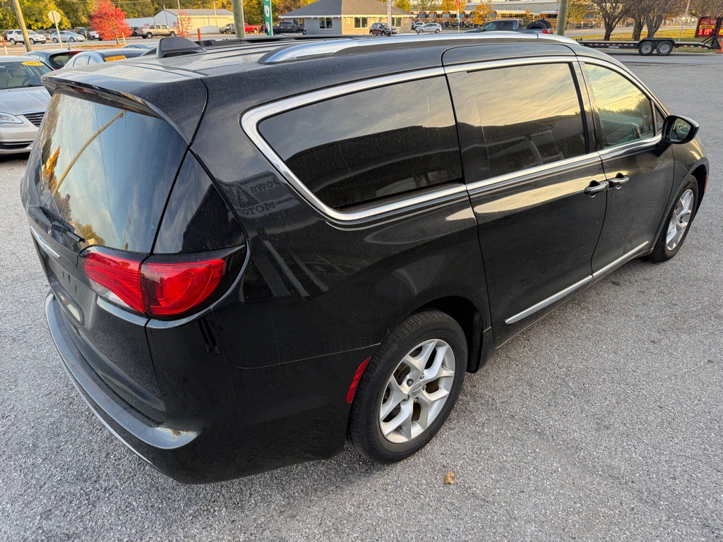 2017 Chrysler Pacifica Image 6
