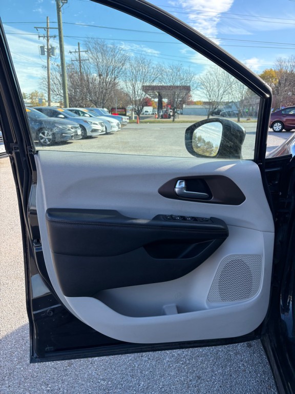 2017 Chrysler Pacifica Image 10