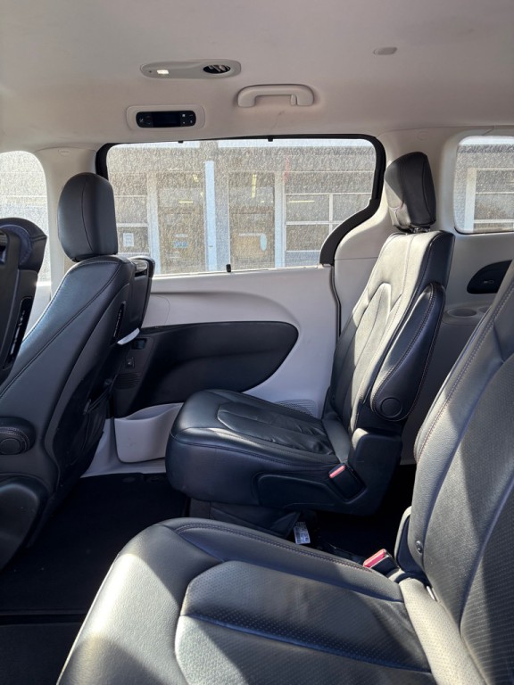 2017 Chrysler Pacifica Image 11