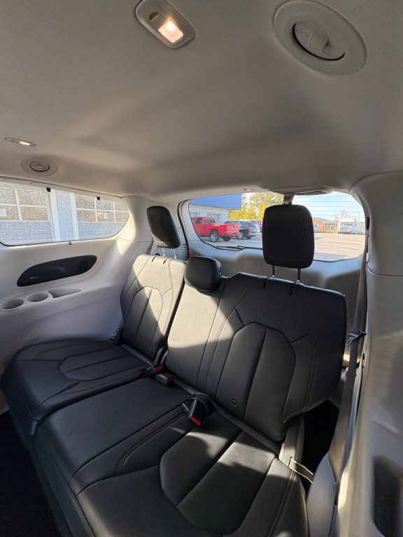 2017 Chrysler Pacifica Image 14