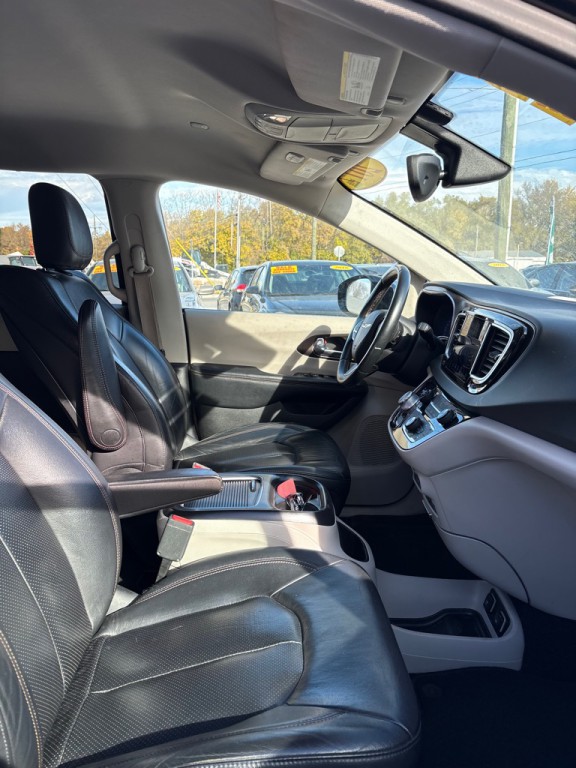 2017 Chrysler Pacifica Image 16
