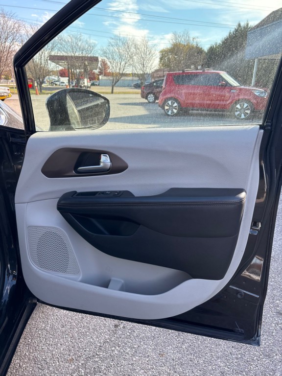 2017 Chrysler Pacifica Image 17