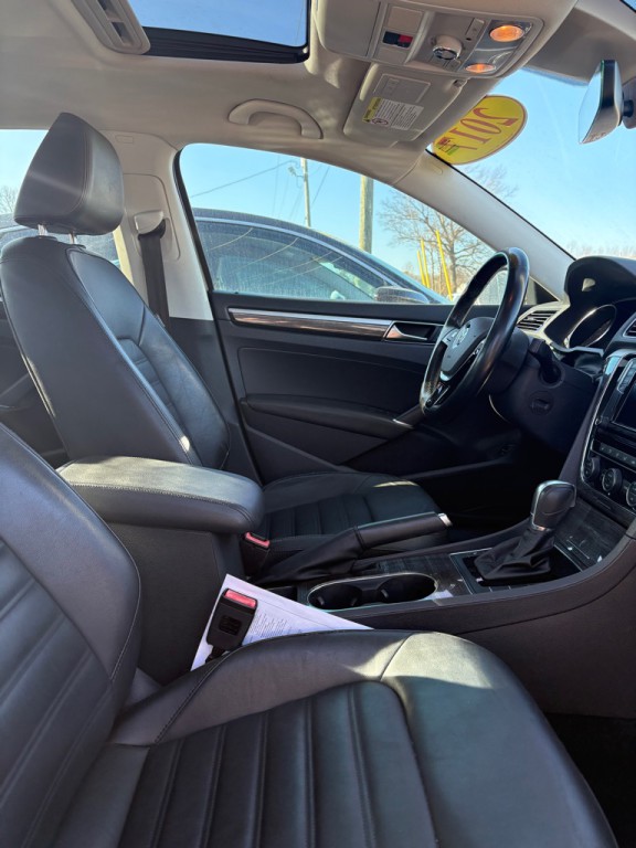 2017 Volkswagen Passat Image 15