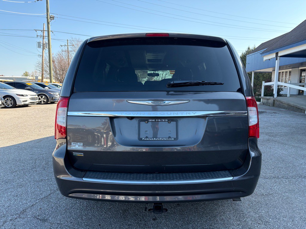 2016 Chrysler Town & Country Image 6