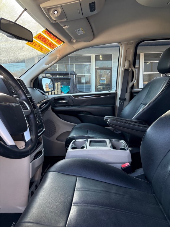 2016 Chrysler Town & Country Image 9