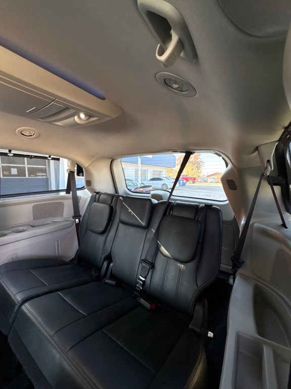 2016 Chrysler Town & Country Image 10